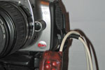 Фотоаппарат с подключенным синхрокабелем и тросиком