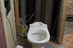 В коридоре водрузили унитаз -   теперь можно вокруг него строить туалет!
